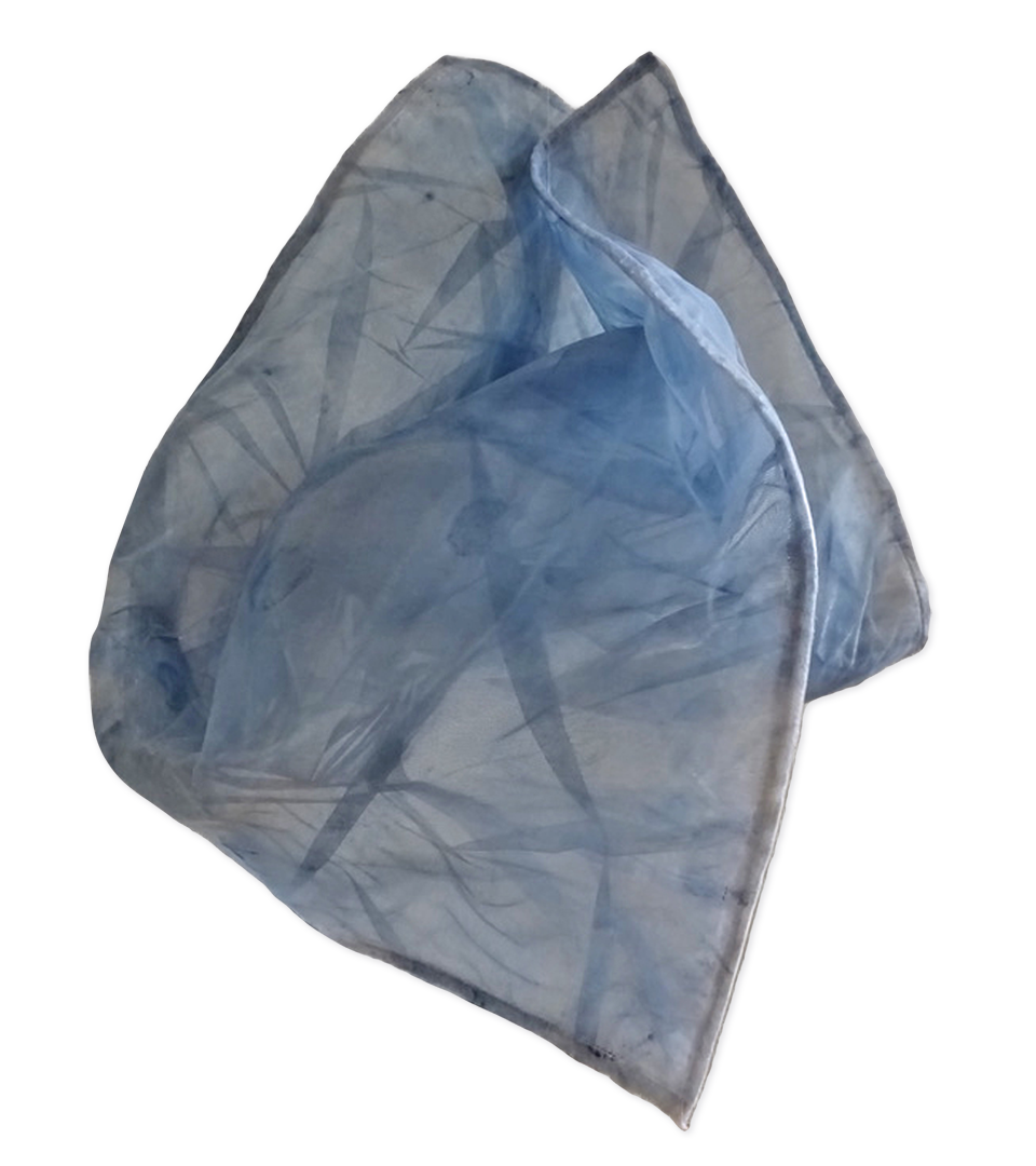 Atemwolke, ein textiles Objekt aus transparenten bedruckten Materialen, frei hängend im Raum